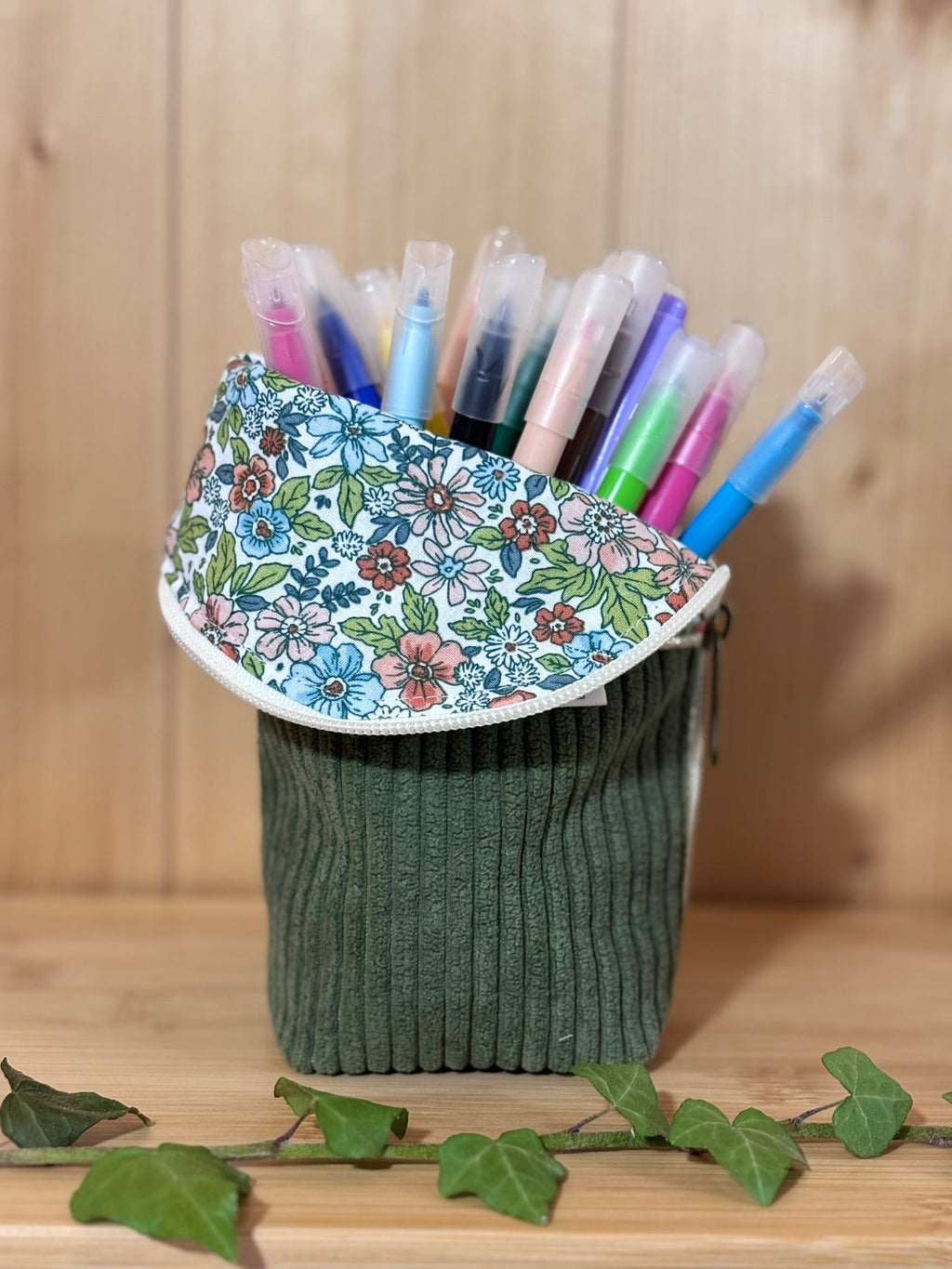 Trousse pot velours côtelé Kaki pensée - En Stock De Rêve en Fil By Lalie