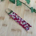 Porte‑clé dragonne multi‑usage - Fleurs rouge De Rêve en Fil By Lalie