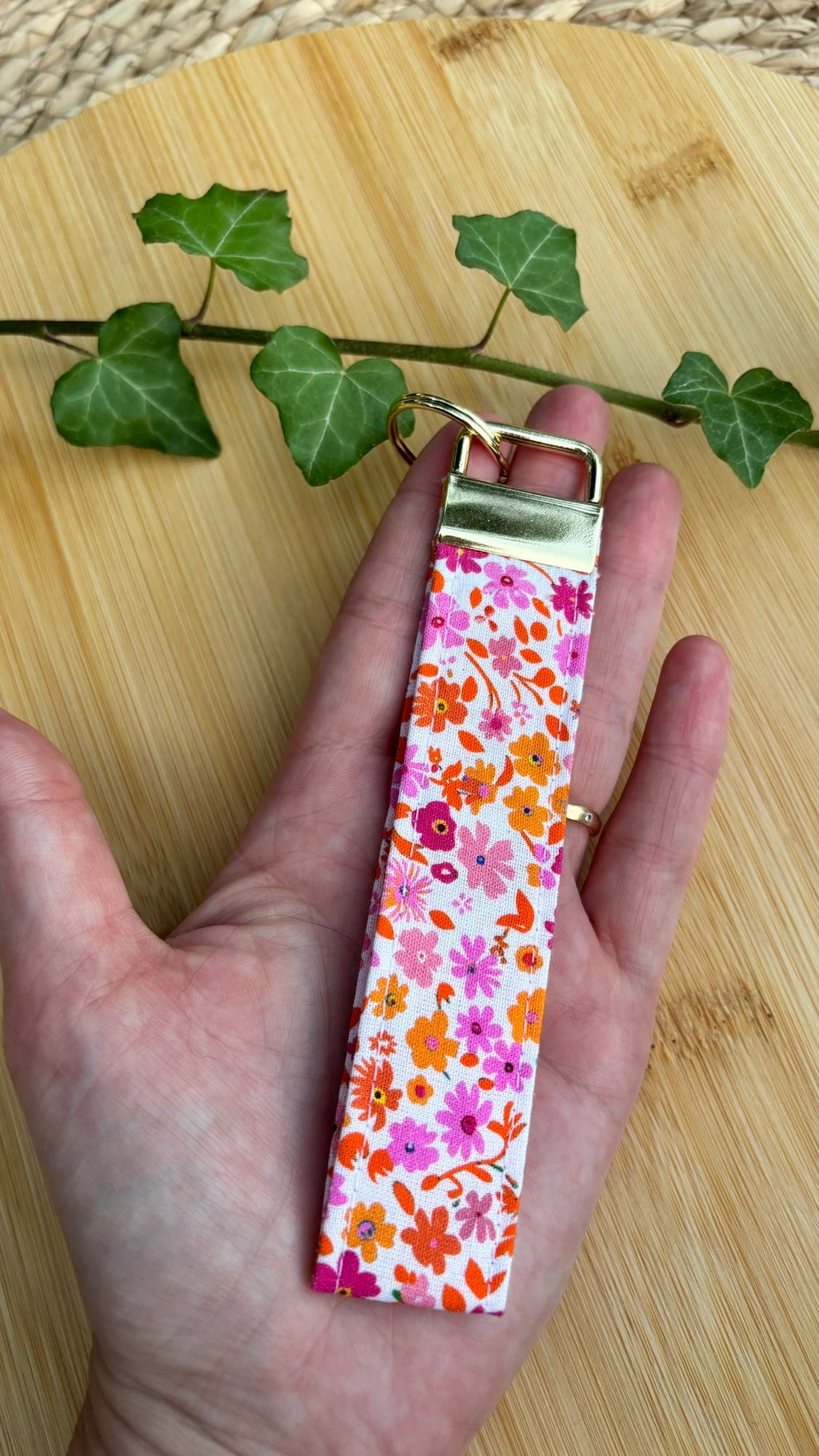 Porte‑clé dragonne multi‑usage - Fleurs rose De Rêve en Fil By Lalie