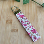 Porte‑clé dragonne multi‑usage - Pivoine De Rêve en Fil By Lalie