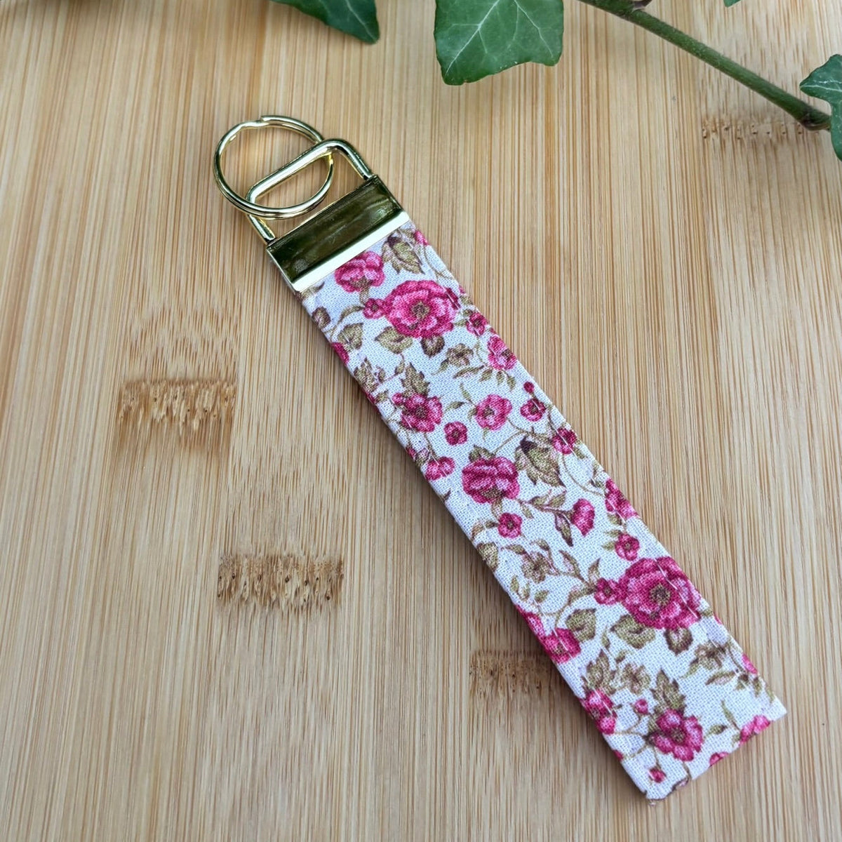 Porte‑clé dragonne multi‑usage - Pivoine De Rêve en Fil By Lalie