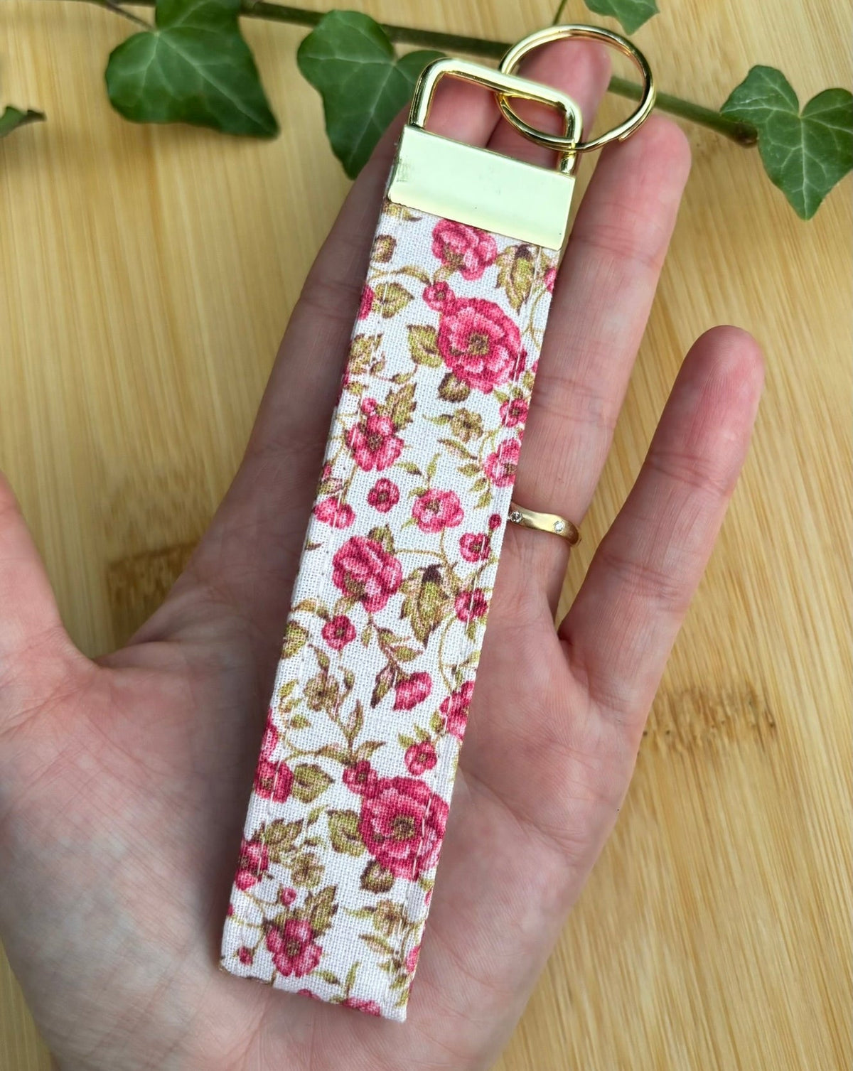Porte‑clé dragonne multi‑usage - Pivoine De Rêve en Fil By Lalie