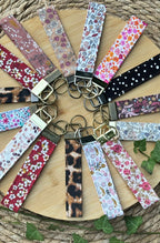 Porte‑clé dragonne multi‑usage - Fleurs rose De Rêve en Fil By Lalie