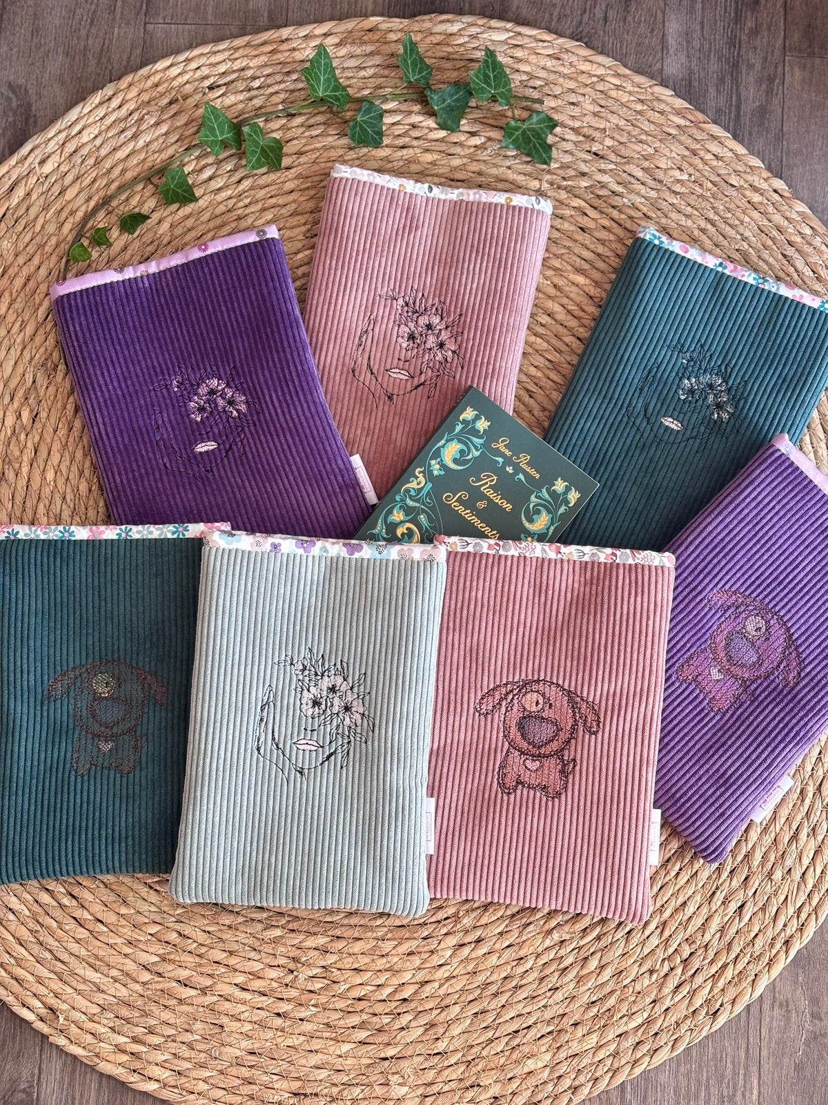 Pochette à livre Femme violette De Rêve en Fil By Lalie