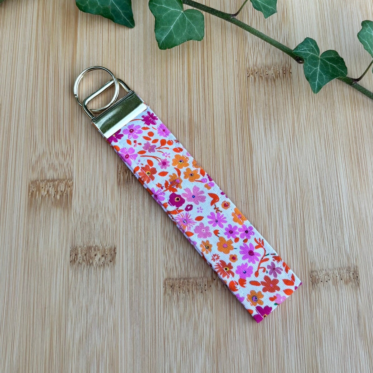 Porte cle dragonne fleurs rose - De rêve en fil by lalie