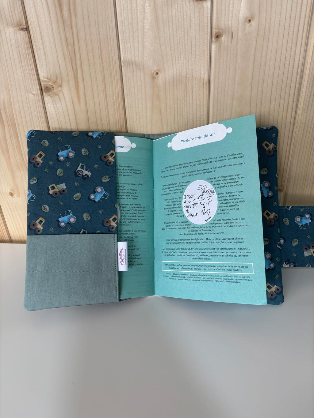 Protège carnet de santé personnalisable "Petit tracteur" - De Rêve en Fil By Lalie