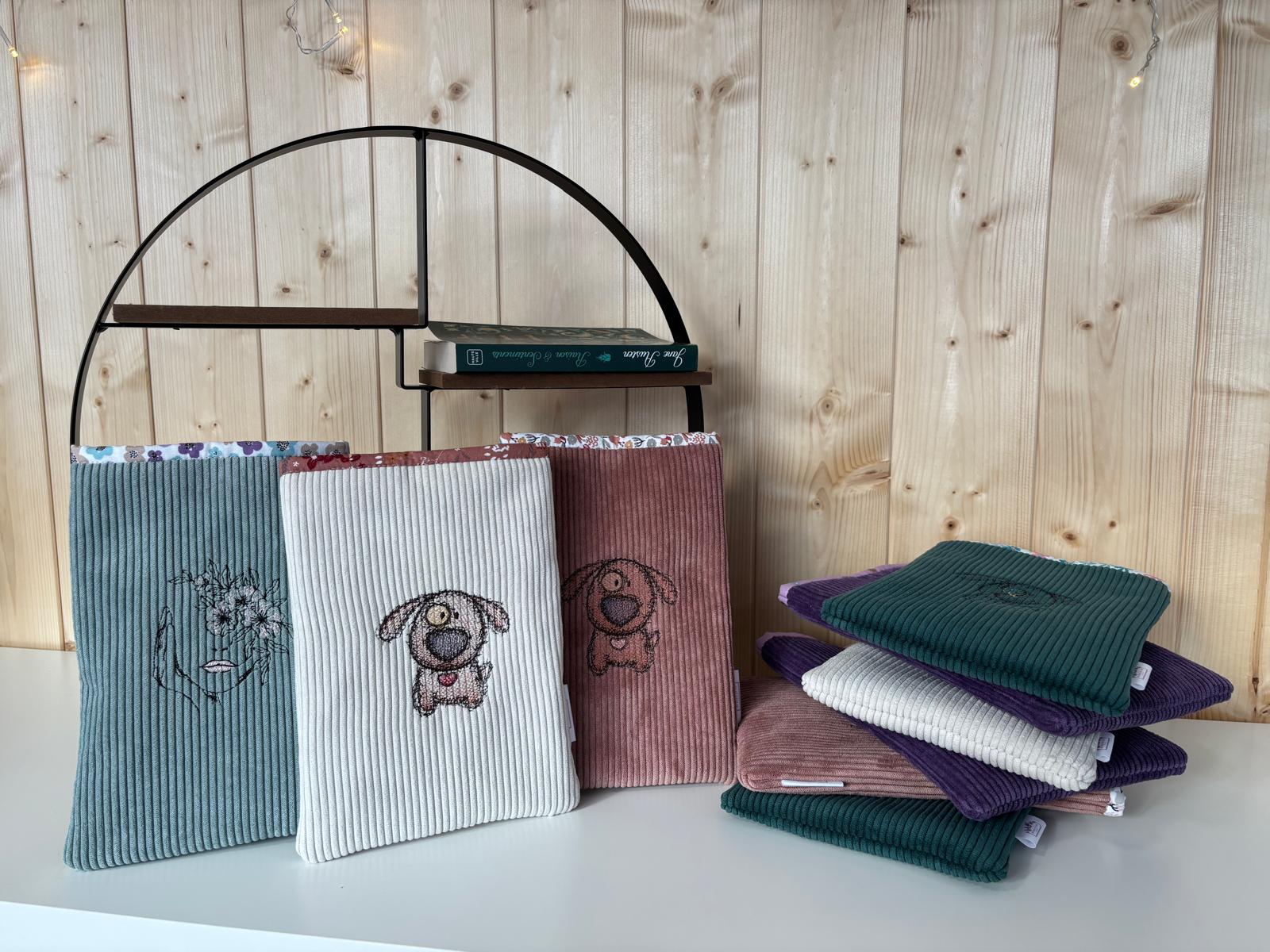 Pochette à livre en velours côtelé "Visage vert" brodé - De Rêve en Fil By Lalie